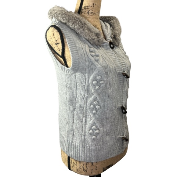 Lord & Taylor EC Vintage gray cable knit buttoned up vest hoodie. Size medium - Picture 3 of 7